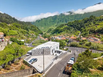 an aerial view of a city with a mountain at North View Guesthouse in Senhora do Rosário