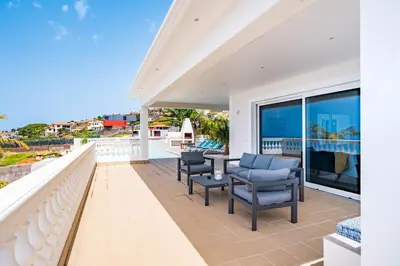 a house with a kitchen on a roof at Quinta dos Louros in Estreito da Calheta