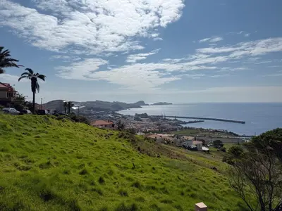 a green hill with a view of the ocean at São Lourenço 3 in Caniçal