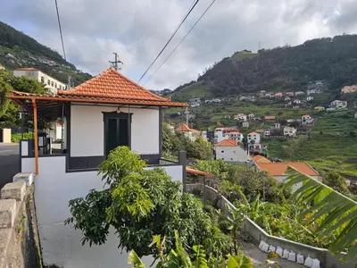 a small white building with a cross on a hill at Villa Rodrigues 1 by Rentallido in Campanário