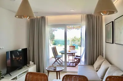 a living room with a couch and a television at Apartamento Malino in Sagres