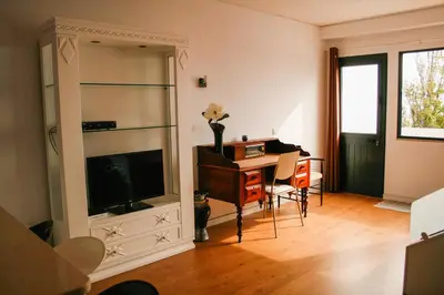 a living room with a desk and a television at Apartamento Gois in Machico