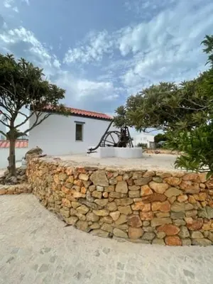 two beds in a room with a window at Quinta Madrugada Burgau in Luz