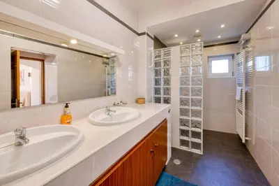 a bathroom with two sinks and a large mirror at Casa Tambeim in Montinhos da Luz