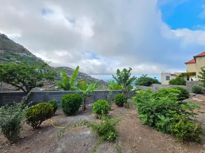 a garden with trees and bushes and a fence at Villa Rodrigues 3 by Rentallido in Campanário