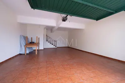 an empty room with a tiled floor and a green ceiling at Recanto do Estreito by GALMI in Estreito da Calheta