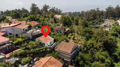 a red arrow in a village with houses at Joana's House in Camacha