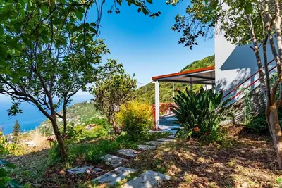 a house with a view of the ocean at Casa D'Avó Bela in Arco da Calheta