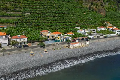 a model of a small town next to the water at Maria Madalena in Madalena do Mar