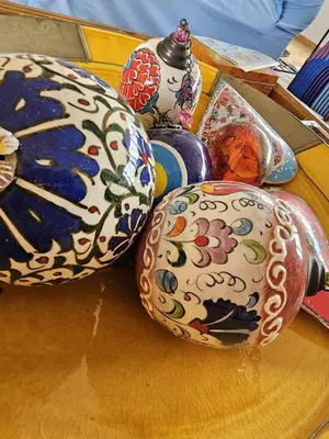a group of vases sitting on top of a table at Talefe Apartment in Luz
