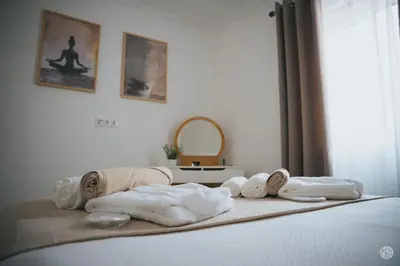 a group of towels sitting on top of a bed at Casa da Carreira in Almagreira