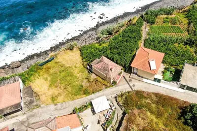 an aerial view of a house next to the ocean at Casinha do Mar by GALMI in São Vicente