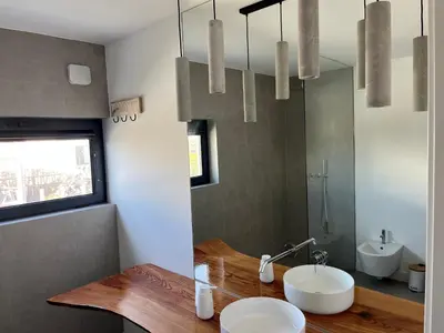 a bathroom with two sinks and a mirror at Casa Mareta in Bordeira