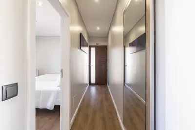 a hallway with a door leading to a bedroom at Casa do Miradoro in Santa Cruz