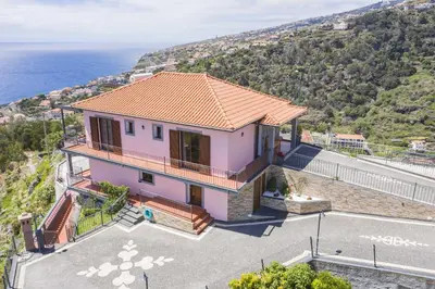 a house with a view of the ocean at Casa do Miradoro in Santa Cruz