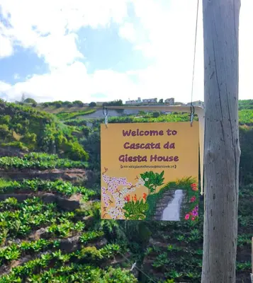 a sign that reads welcome to cascadia da chica house at Cascata da Giesta House in Câmara de Lobos