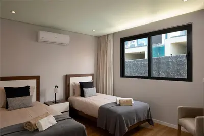 a bedroom with two beds and a window at Villa Joy, moderna e sofisticada in Funchal
