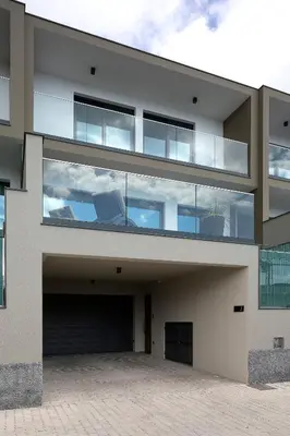 an empty house with a lot of windows at Villa Joy, moderna e sofisticada in Funchal
