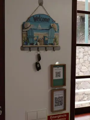 a welcome sign hanging on a wall next to a window at Retiro encantador em Machico - 5 min Praia e Centro A in Machico