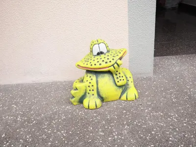 a toy turtle with a hat on its back at Retiro encantador em Machico - 5 min Praia e Centro A in Machico