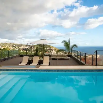 Calma Retreat - Pool & Lodge