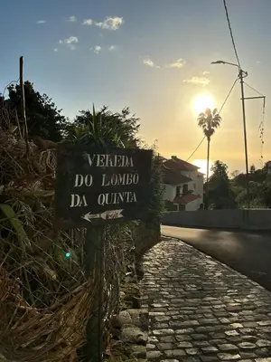 a sign on the side of a road at Casa Žerotín in Funchal