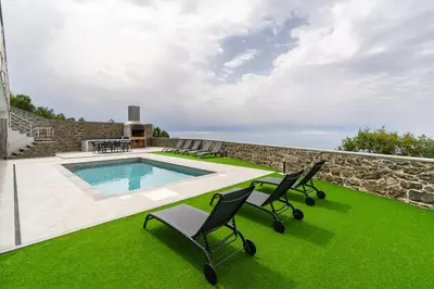 Gallery image of Sunny Side II Free heated pool in Tábua