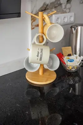 a group of mugs on a stand in a kitchen at Casa da Mãe in Santana