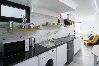 a kitchen with a sink and a microwave at Casa da Mãe in Santana