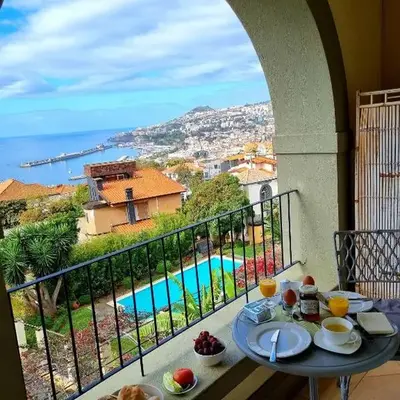 Elegant and Relaxing Seaview Apartment with Pool