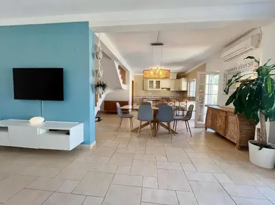 a living room with a blue wall and a table and chairs at V4 moderno com Piscina - Burgau in Burgau