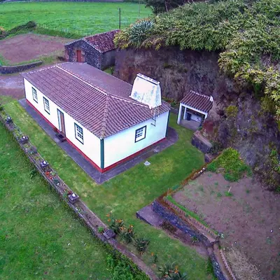 an aerial view of a small house in a yard at Casa da Avó - Turismo Rural in Santo Espírito