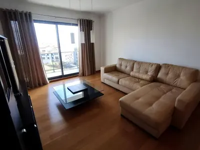 a living room with a couch and a coffee table at Alojamiento Local - Nilia in Caniço