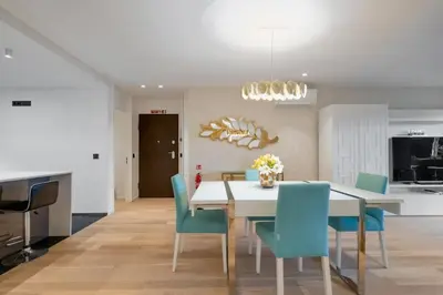 a kitchen and dining room with a table and chairs at Apartamento Moderno T2 com Pátios e Acesso a Piscina in Funchal