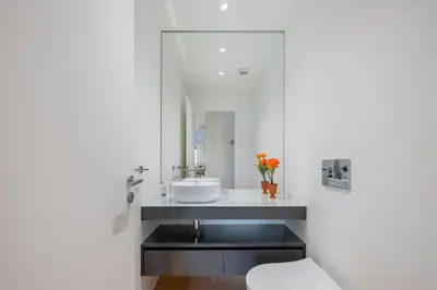 a bathroom with a sink and a mirror at Apartamento Moderno T2 com Pátios e Acesso a Piscina in Funchal