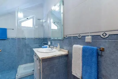 a bathroom with a sink and a mirror at Vanda House com 2 Quartos Vista Mar e montanha no centro da Ilha in Tábua