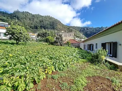 a field of plants in front of a building at Holiday Home Yohannas Unterkunft by Interhome in Campanário