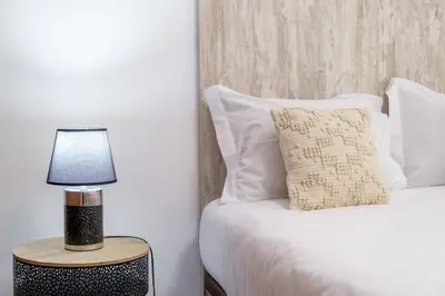 a bedroom with a bed and a lamp on a table at GuestReady - Charming stay with beautiful views in Santa Cruz