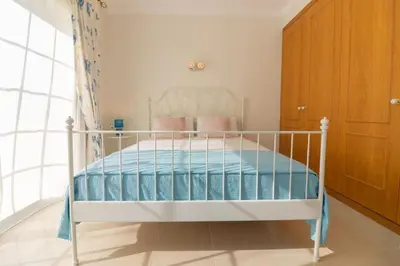 a white crib in a room with a bedroom at Casa Magnólia in Luz