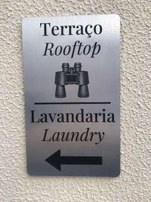 a sign on a wall that reads temarcorootaario laundry at Vivenda Silva in Seixal