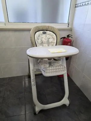 a chair with a table and a computer keyboard at Pátio do Garajau in Caniço