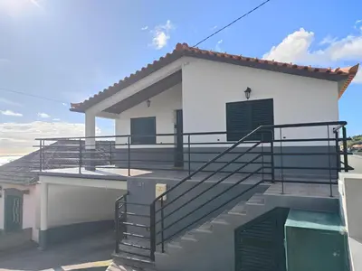 a laundry room with a washing machine and a lamp at Casa Katy by Atlântica in Calheta