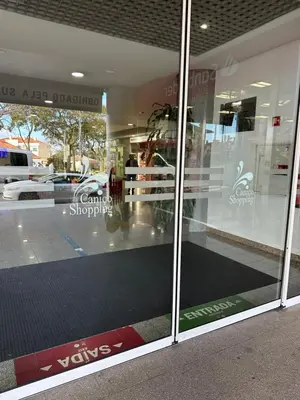 a store window with a reflection of a car in it at Refugio do Ferreirinha in Caniço