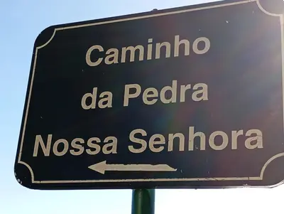 a street sign with the words camillinzona da peoria and nasosa sem at Yellow Owl II Bedroom I in Campanário