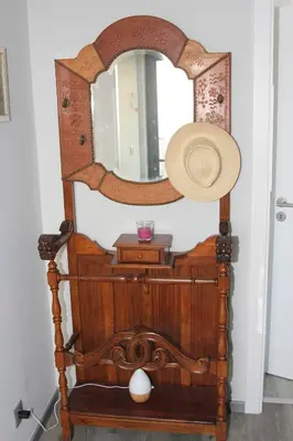 a hat sitting on top of a wooden mirror at A Casa da Carolina in São Vicente