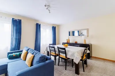 a living room with a table and a blue couch at Santana Lens & Trail House in Santana