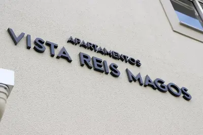 a sign on the side of a melania nets messagency at Reis Magos View in Caniço