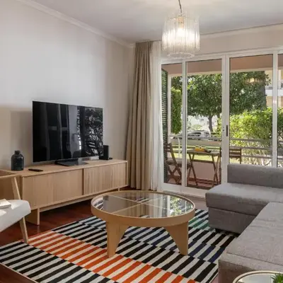 White House I Apartment with Garden View