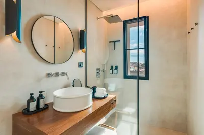 a bathroom with a sink and a mirror at Casa Modelo in Funchal
