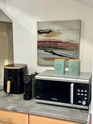 a microwave sitting on top of a kitchen counter at Cantinho dos Sonhos in Santa Cruz